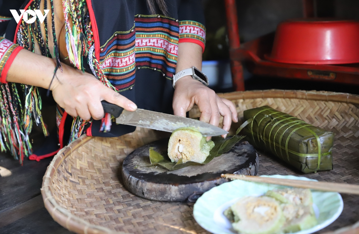 bua com doan vien dau nam duoi mai nha dai cua nguoi E De o Dak lak hinh anh 9