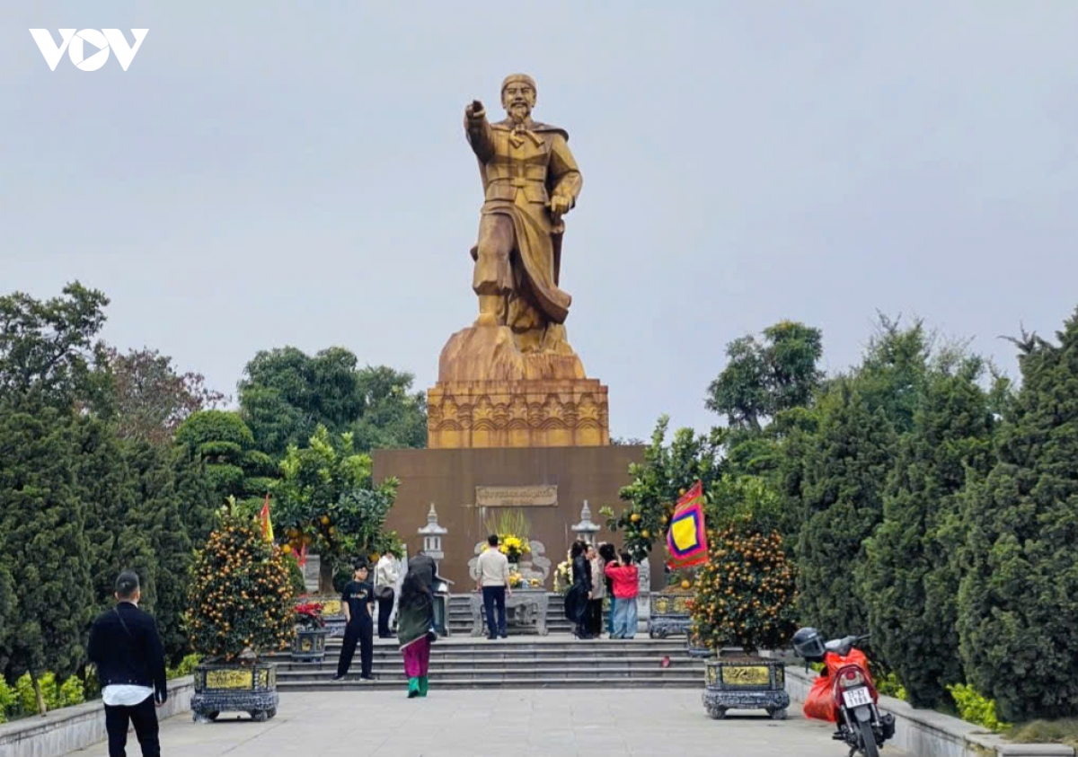 Dau xuan ve tu luong xam tuong nho Duc vuong ngo quyen hinh anh 3
