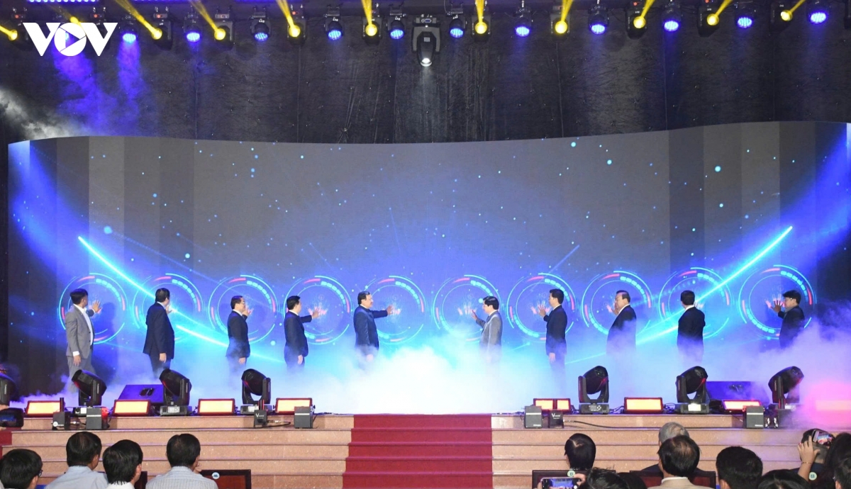 tay ninh cung co niem tin, but pha nam dau van hanh tinh moi hinh anh 1