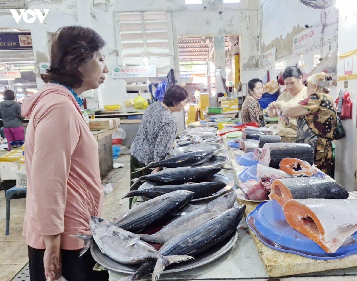 can tet, suc mua o Da nang tang manh, gia thuc pham, trai cay tang hinh anh 1