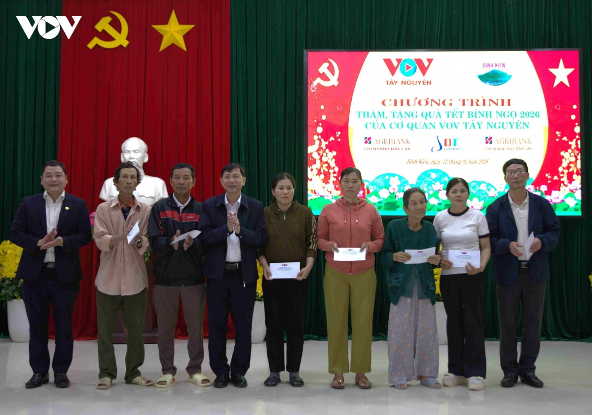vov tay nguyen cung cac don vi tai tro trao qua tet o vung lu Dak lak hinh anh 2
