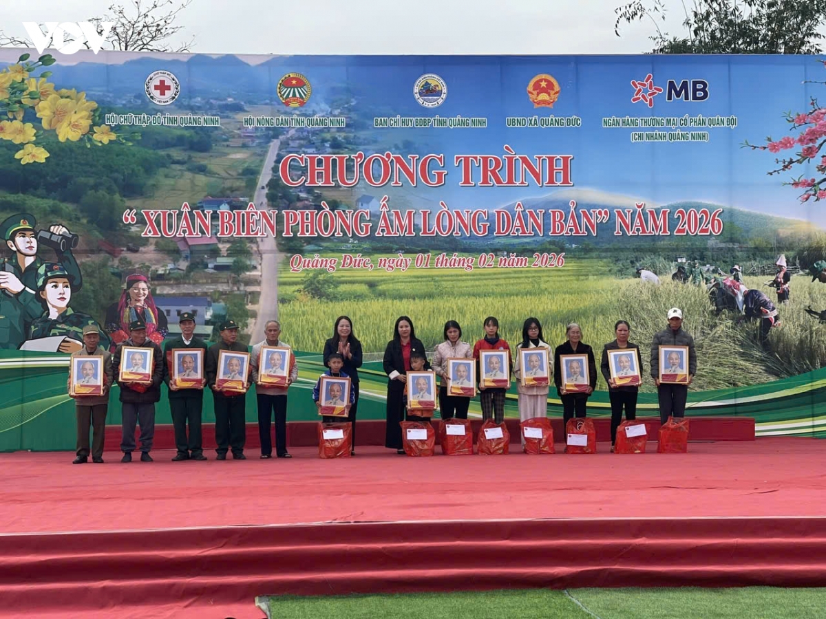 quang ninh xuan bien phong am long dong bao vung bien Dong bac hinh anh 5