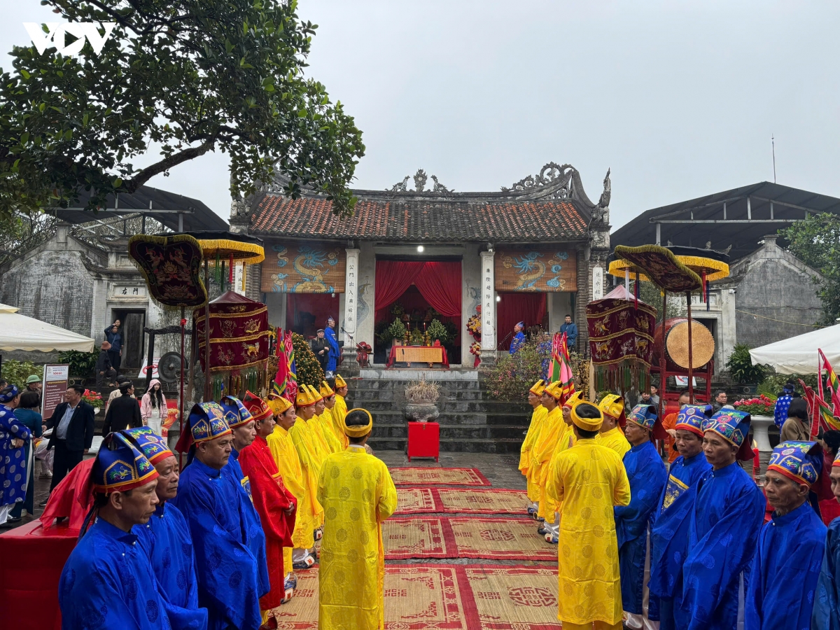Dong dao nguoi dan doi mua du le khai hoi co loa dau nam hinh anh 3