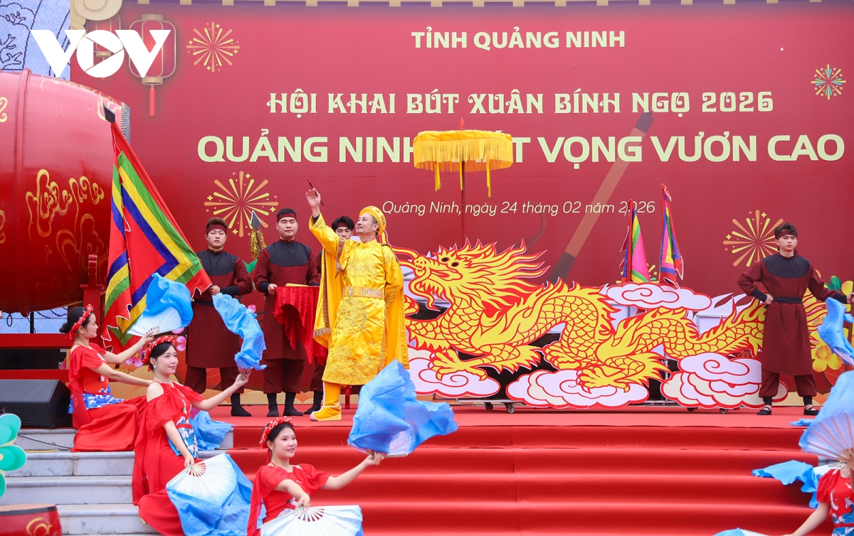 Khai bút nơi vua Lê Thánh Tông đề thơ trên vách núi vịnh Hạ Long