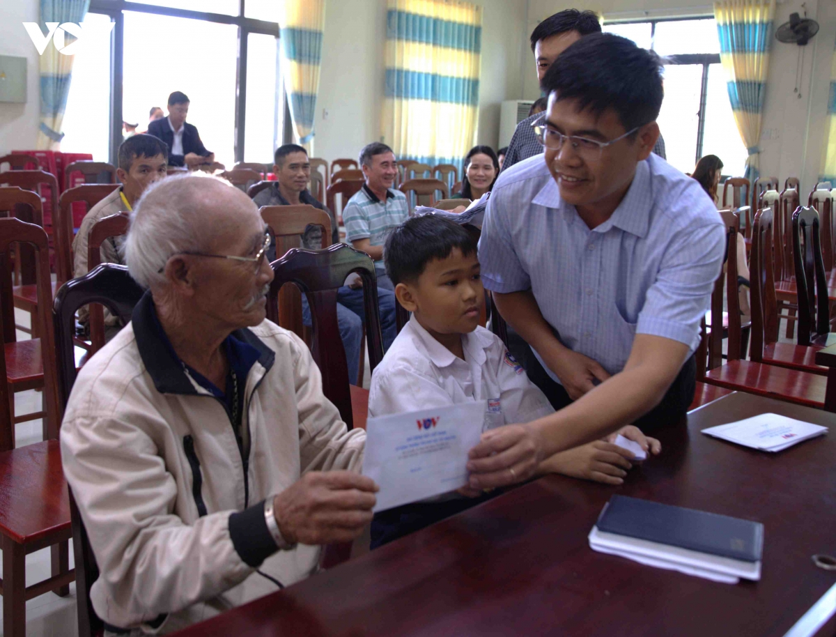 vov tay nguyen cung cac don vi tai tro trao qua tet o vung lu Dak lak hinh anh 3