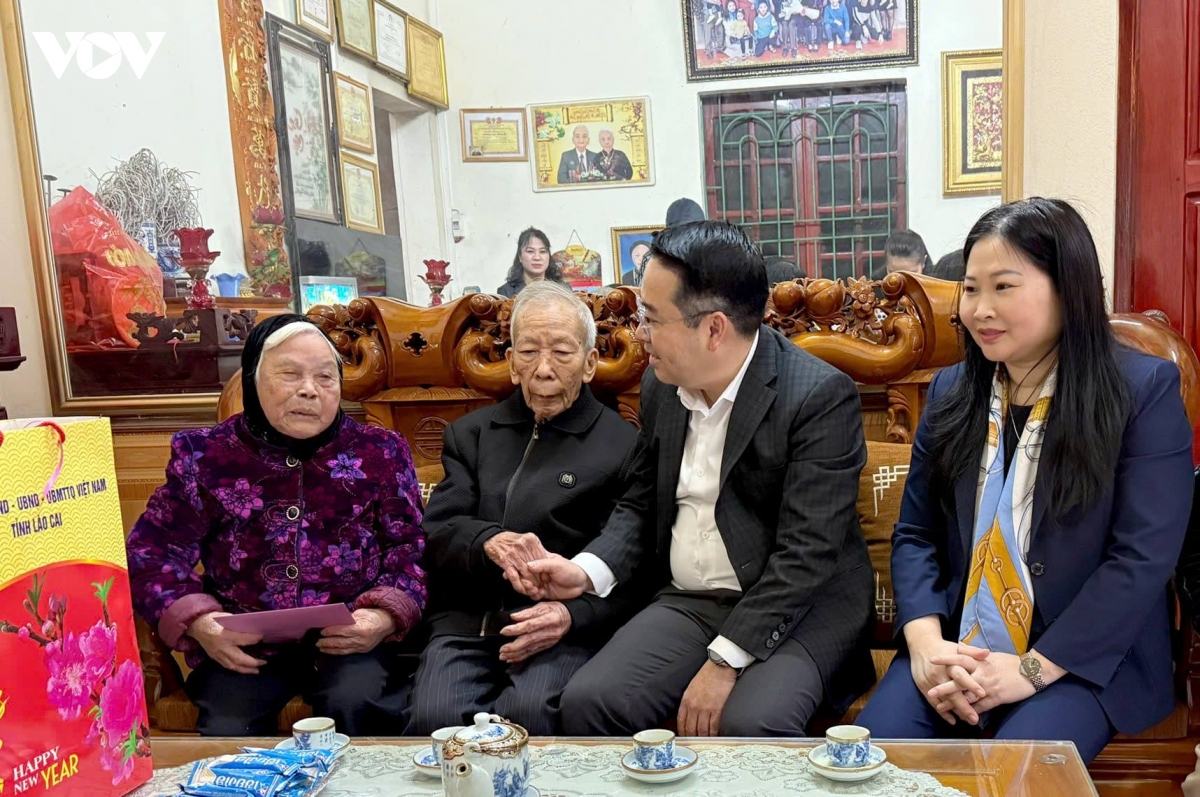 lao cai cham lo cac doi tuong chinh sach, cong nhan, ho ngheo dip tet nguyen dan hinh anh 1