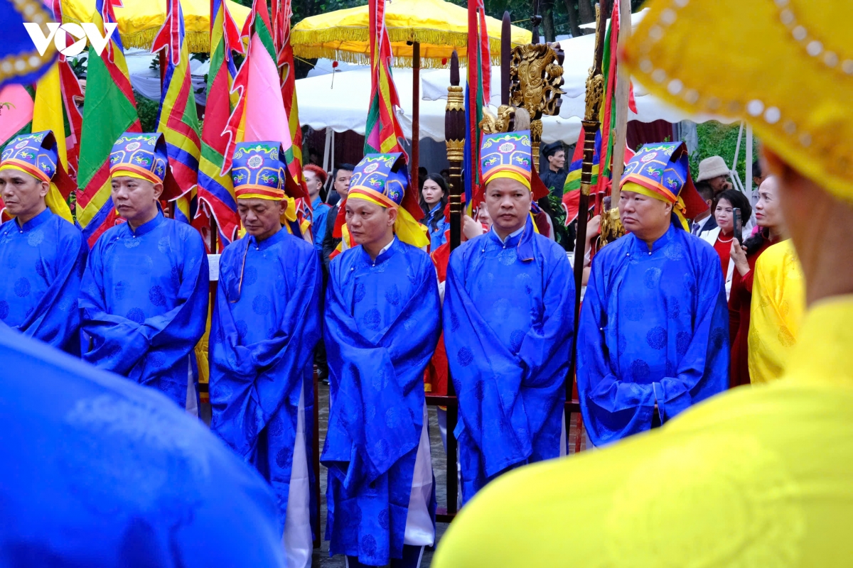 Dong dao nguoi dan doi mua du le khai hoi co loa dau nam hinh anh 2