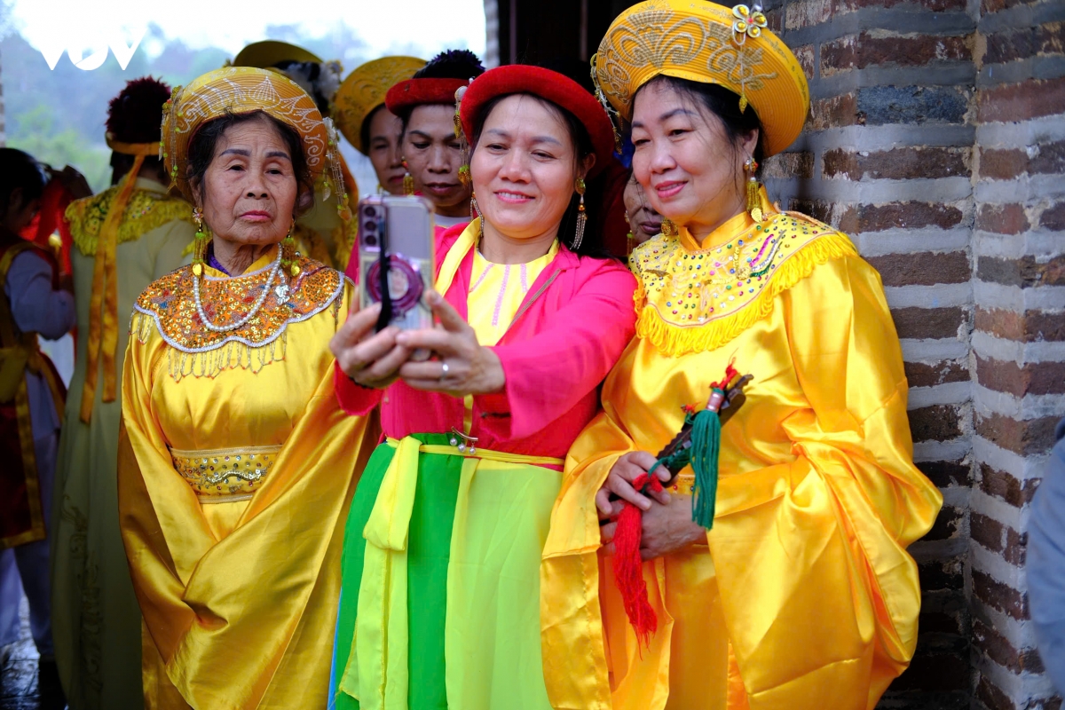 Dong dao nguoi dan doi mua du le khai hoi co loa dau nam hinh anh 20