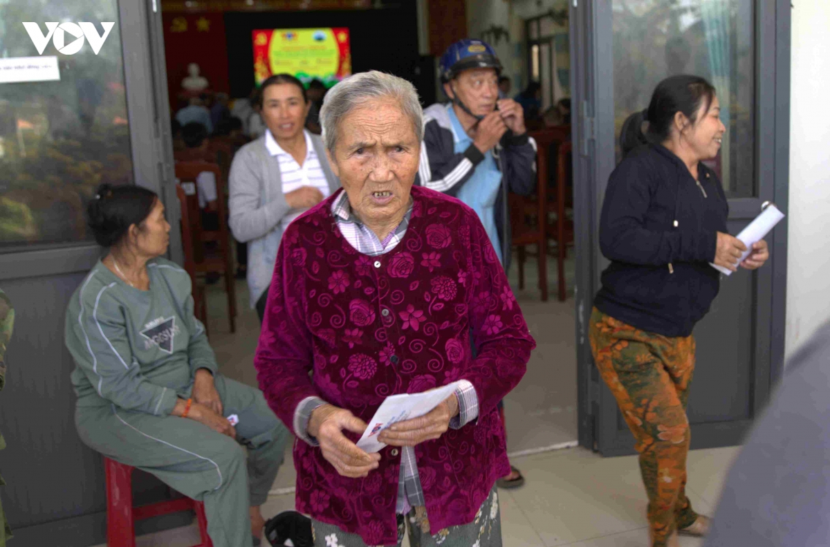 vov tay nguyen cung cac don vi tai tro trao qua tet o vung lu Dak lak hinh anh 4