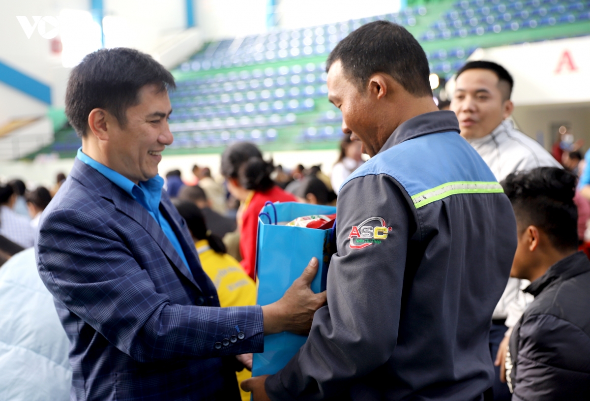 tet sum vay - xuan on Dang cham lo tet cho cong doan vien kho khan tai Dak lak hinh anh 3