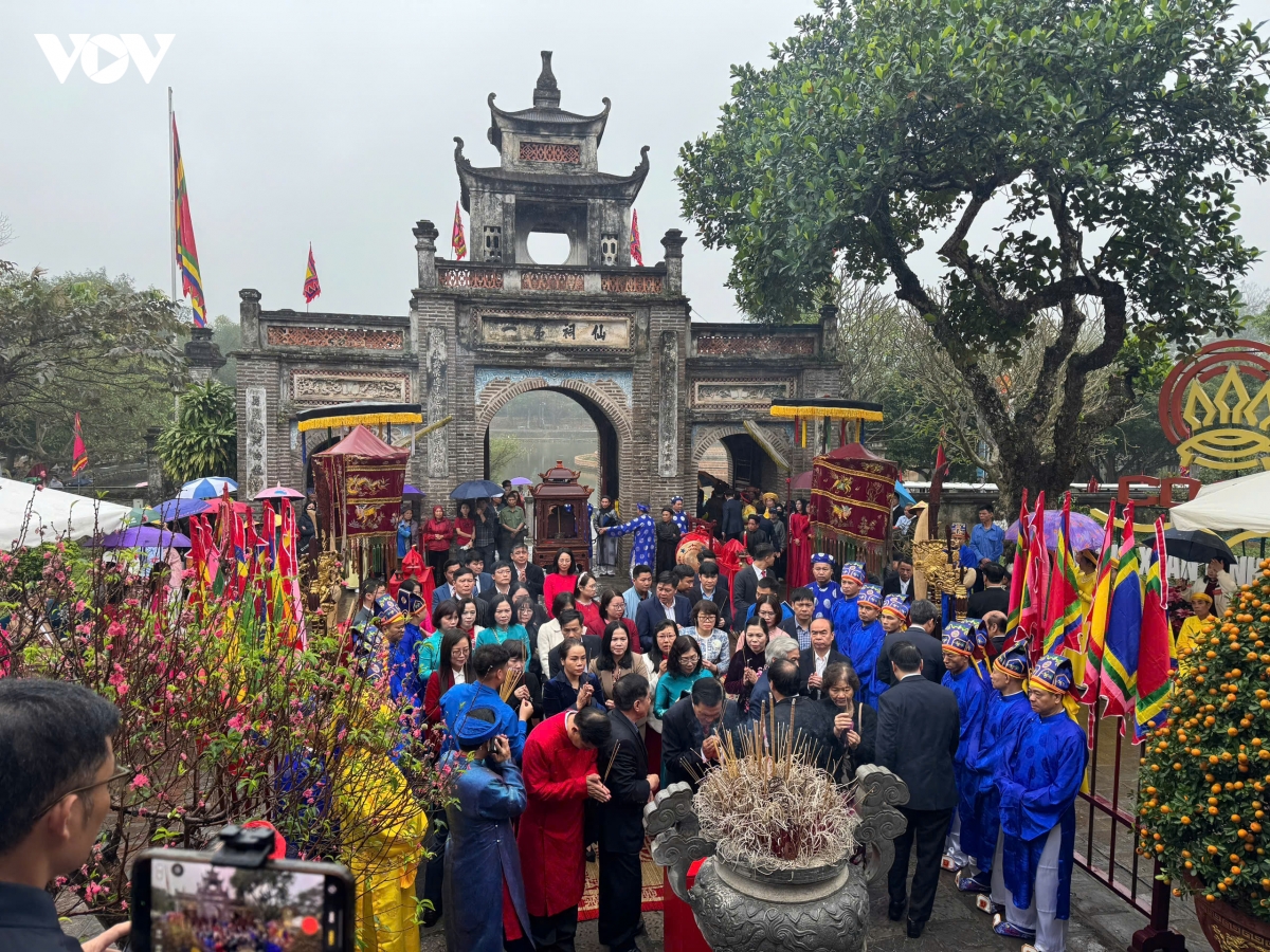 Dong dao nguoi dan doi mua du le khai hoi co loa dau nam hinh anh 5