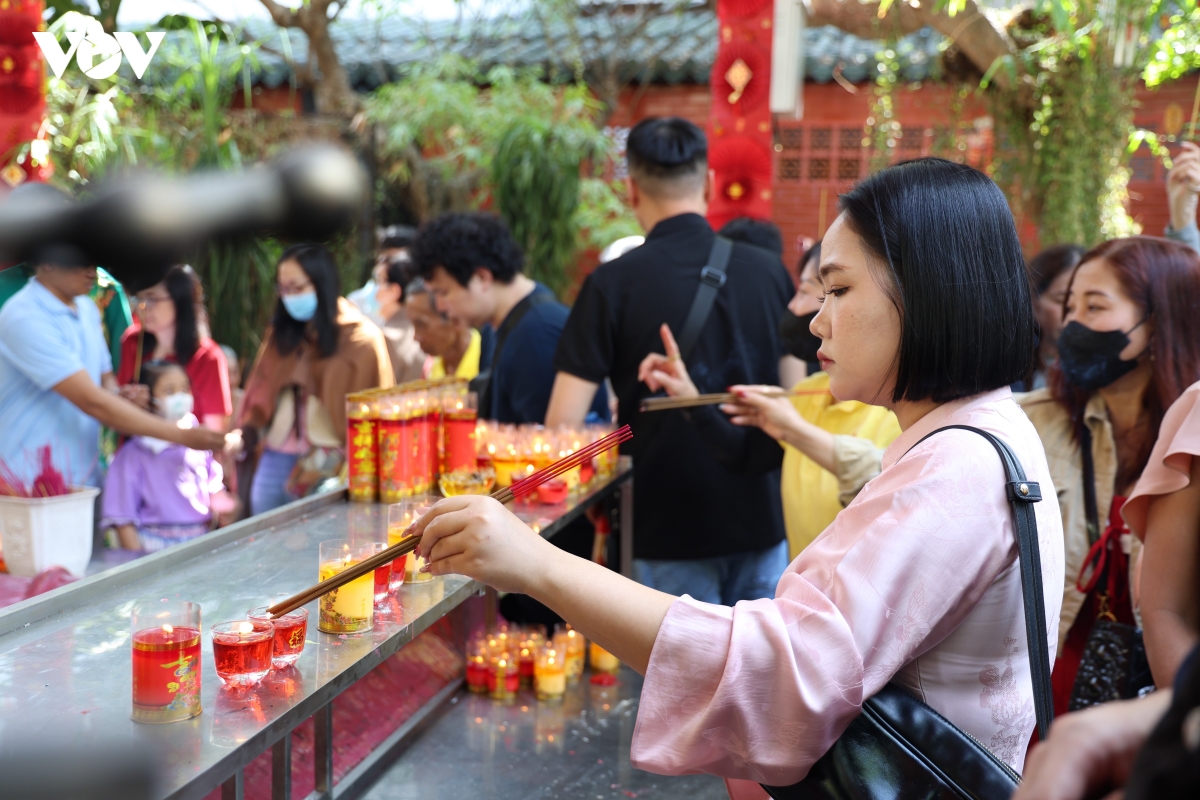 nguoi dan tp.hcm no nuc di le phat va du xuan dau nam moi hinh anh 2