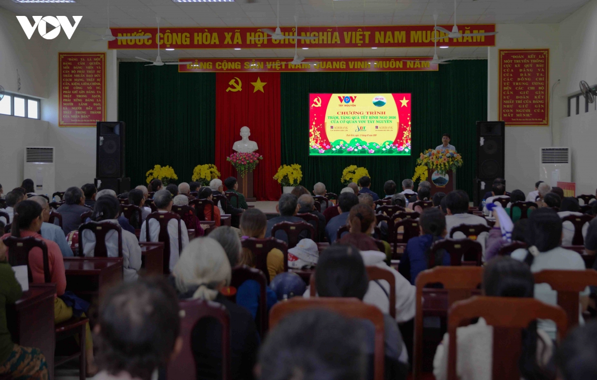 vov tay nguyen cung cac don vi tai tro trao qua tet o vung lu Dak lak hinh anh 1