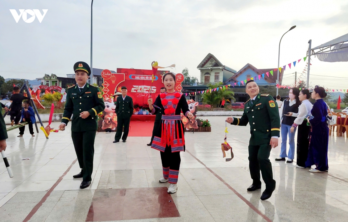 quang ninh xuan bien phong am long dong bao vung bien Dong bac hinh anh 3