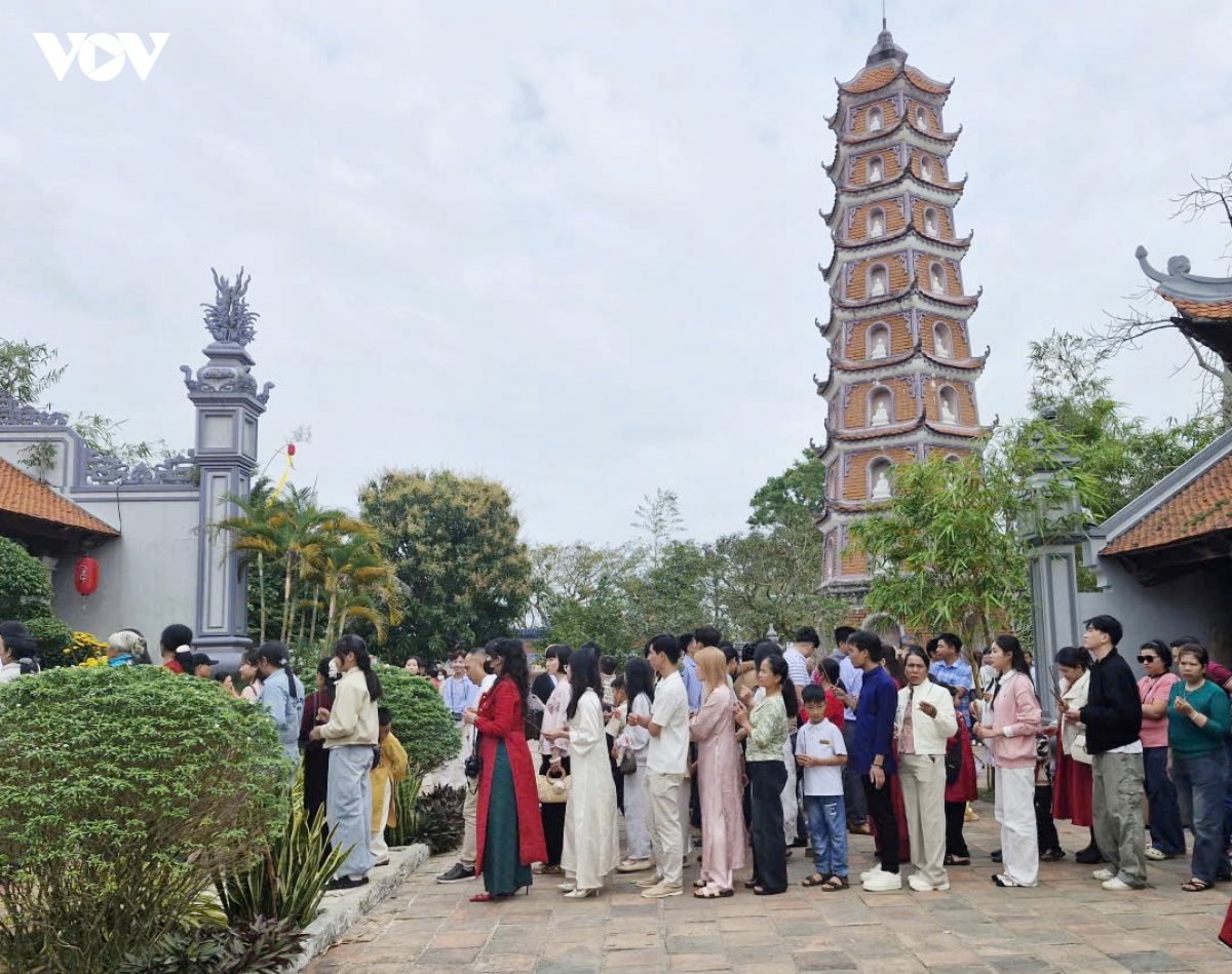 Dong dao du khach vang canh, cau an dip nam moi tai chua hoang phuc, quang tri hinh anh 1