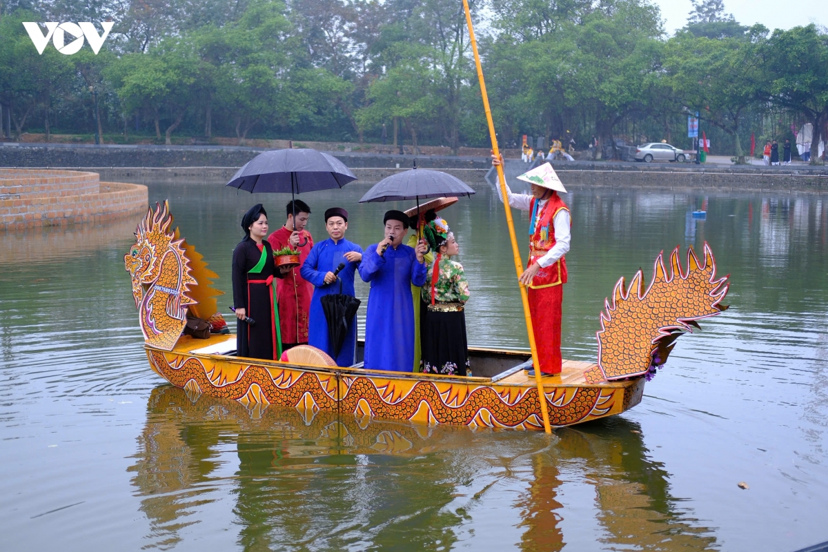 Dong dao nguoi dan doi mua du le khai hoi co loa dau nam hinh anh 18