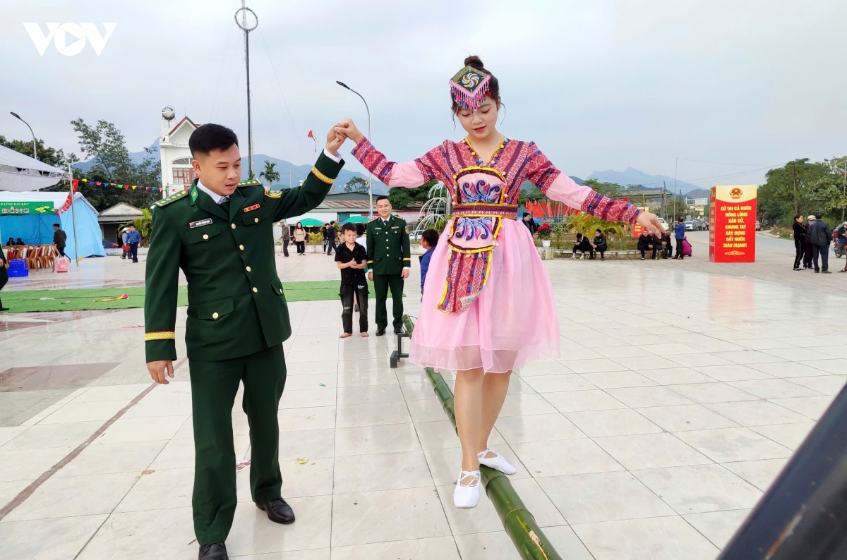 quang ninh xuan bien phong am long dong bao vung bien Dong bac hinh anh 7