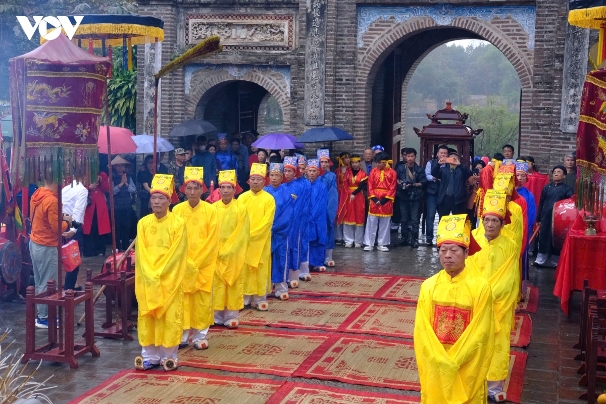 Dong dao nguoi dan doi mua du le khai hoi co loa dau nam hinh anh 1