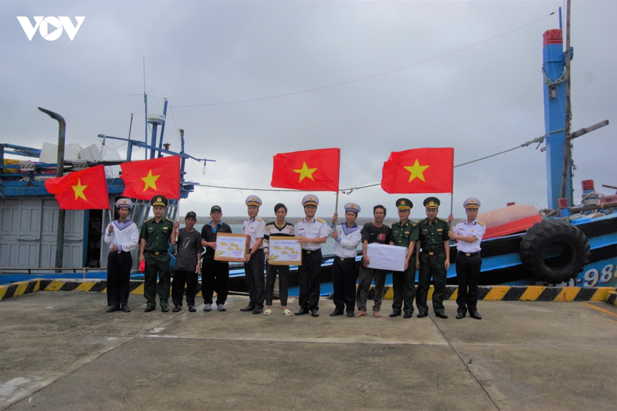 Dao truong sa trao qua tet cho ngu dan tau ca gia lai tren dao hinh anh 2