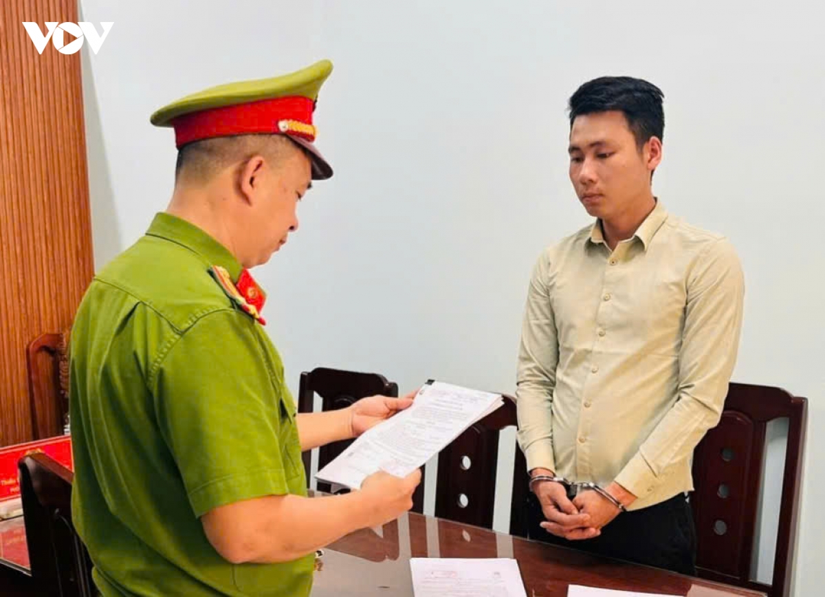 bat giam doi tuong be khoa dien thoai, chiem doat tien trong tai khoan ngan hang hinh anh 1