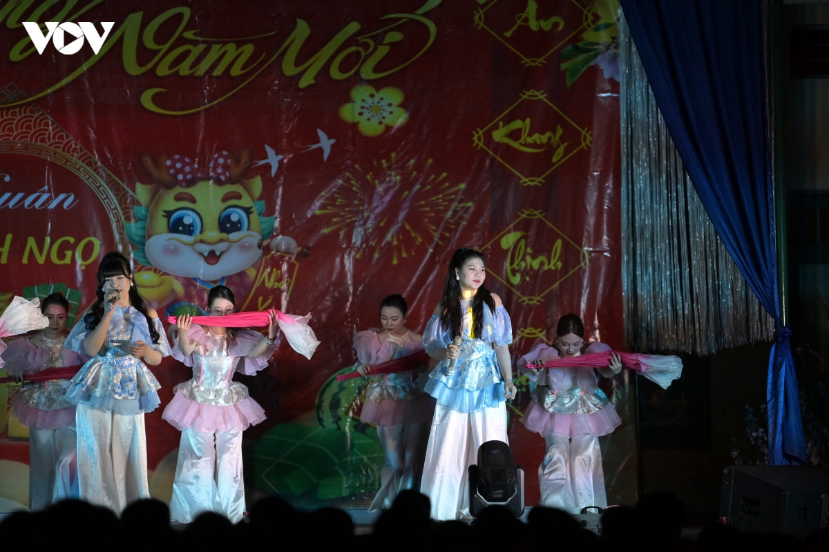 Doi van nghe o trai giam xuan nguyen nhung loi ca thap sang niem tin sau song sat hinh anh 1