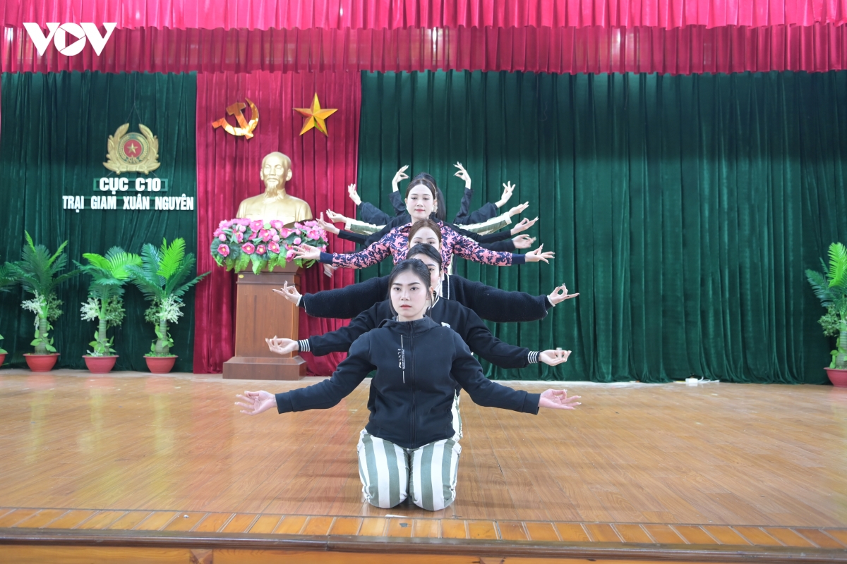 Doi van nghe o trai giam xuan nguyen nhung loi ca thap sang niem tin sau song sat hinh anh 6