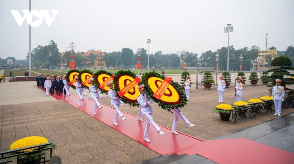 party and state leaders pay tribute to president ho chi minh at his mausoleum picture 7