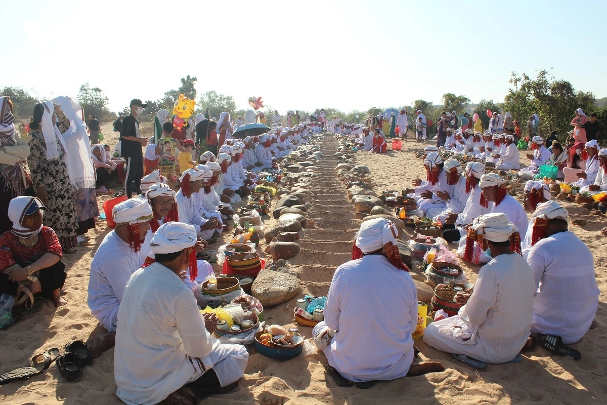 Rộn ràng lễ tảo mộ, khởi đầu cho mùa lễ hội Ramưwan 2026