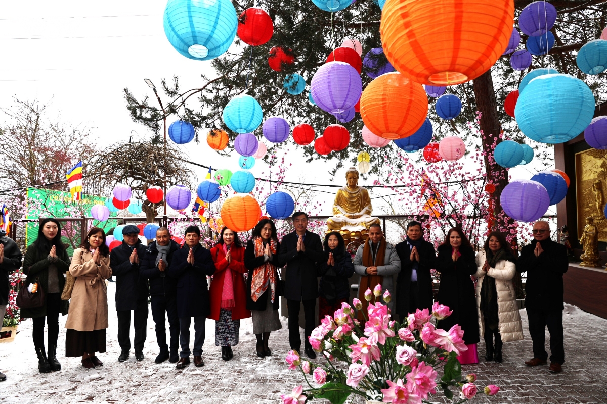 Am ap hoat dong tham, chuc tet cong dong nguoi viet cua Dai su viet nam tai ch sec hinh anh 1