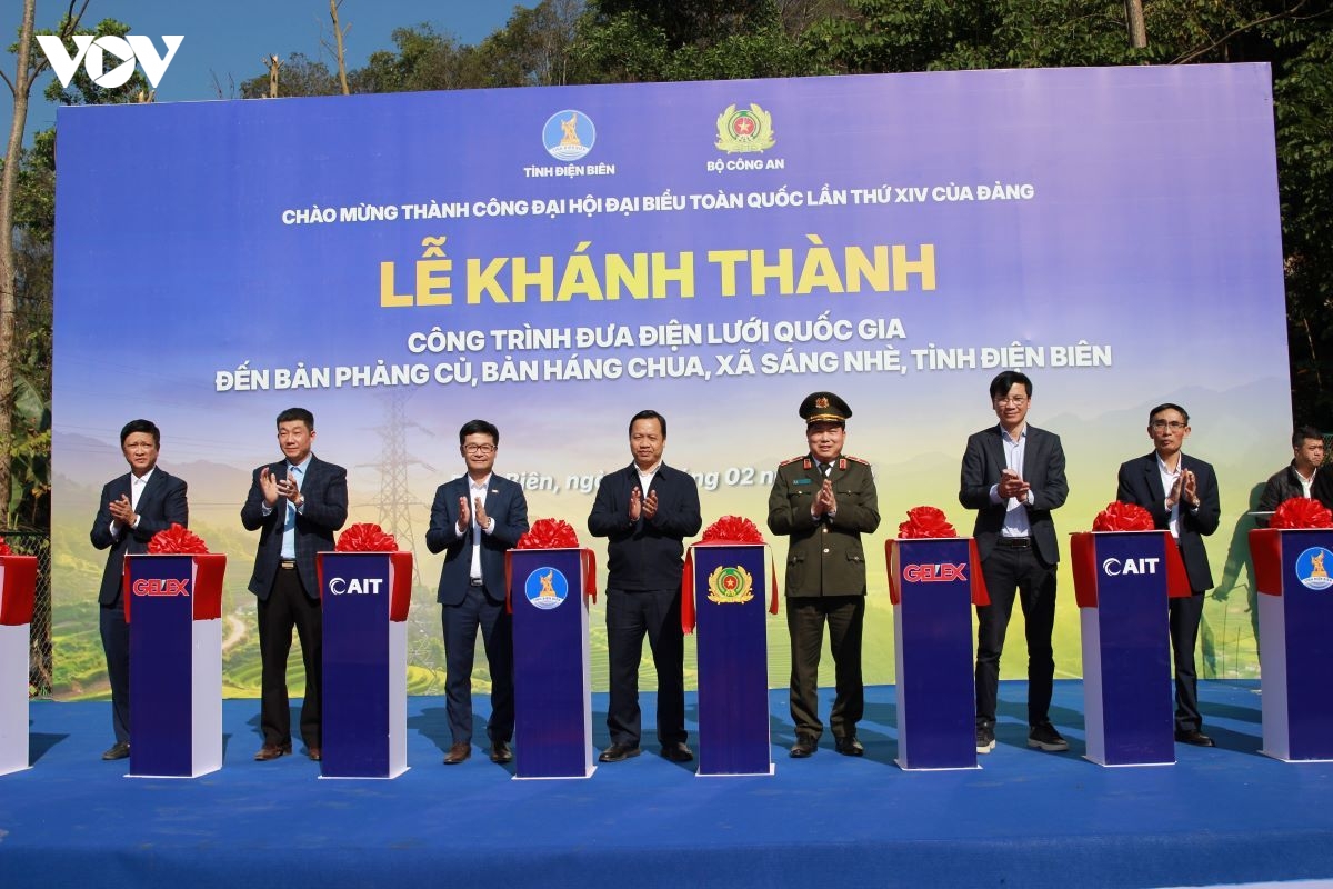 Dien ve ban, thap sang mua xuan o phang cu, hang chua hinh anh 1