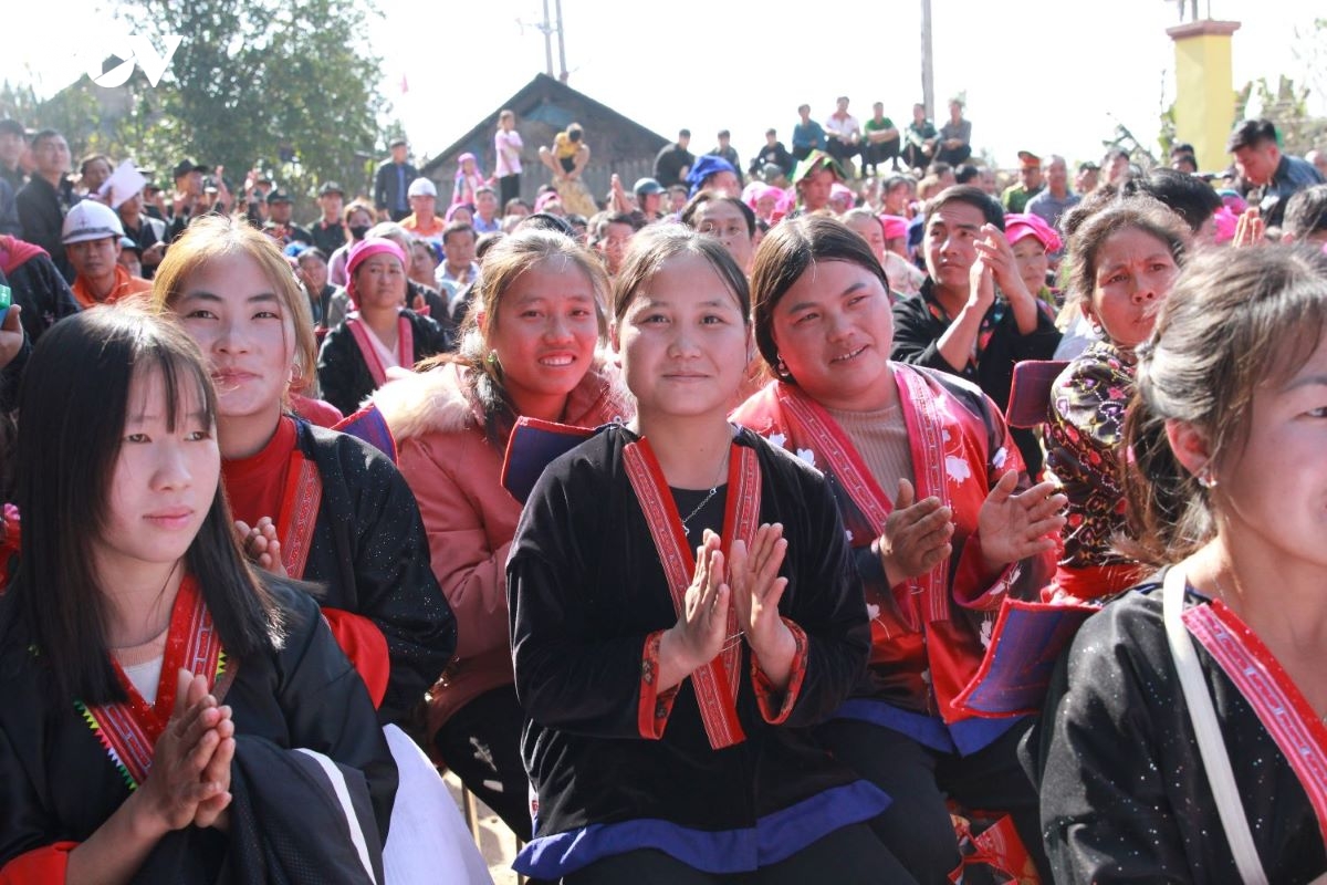 Dien ve ban, thap sang mua xuan o phang cu, hang chua hinh anh 2