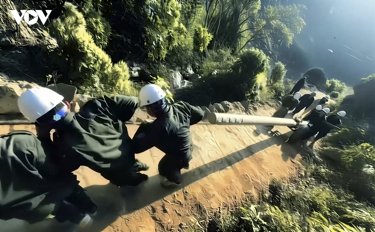 Dien ve ban, thap sang mua xuan o phang cu, hang chua hinh anh 3