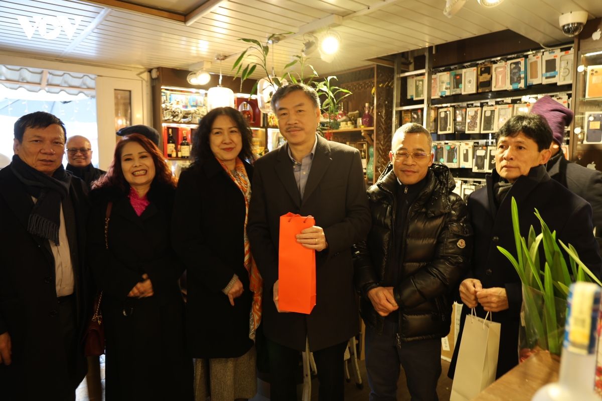 Am ap hoat dong tham, chuc tet cong dong nguoi viet cua Dai su viet nam tai ch sec hinh anh 4