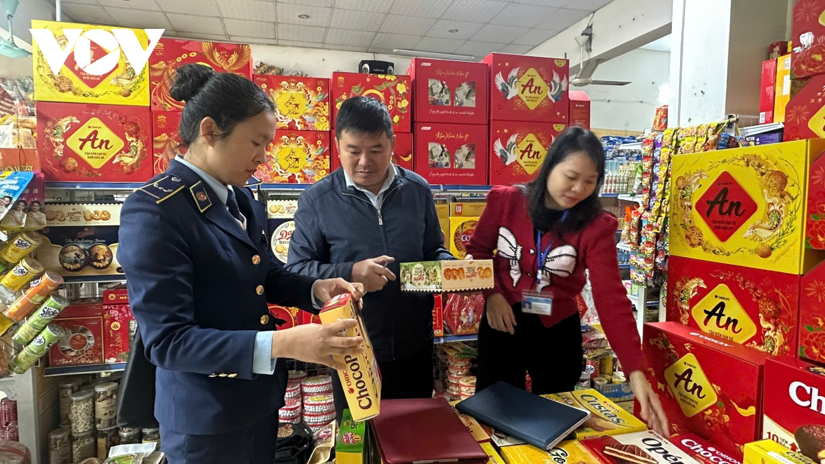 son la tang cuong kiem soat thi truong ngay giap tet hinh anh 1