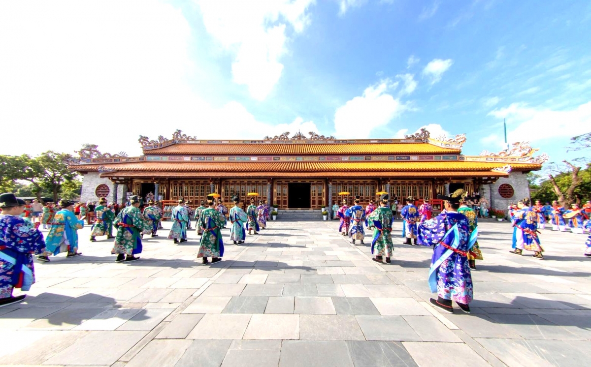 그림 4: 후에 황성에서 응우옌 왕조 백성들을 묘사한 그림.