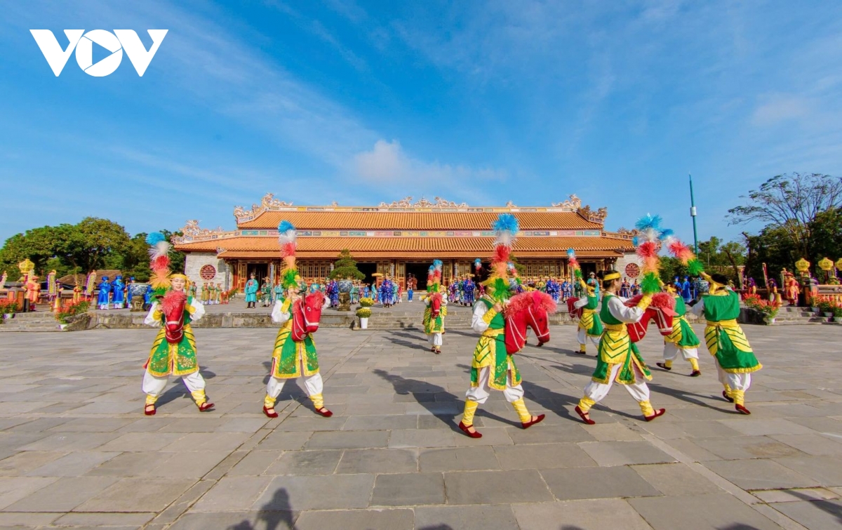 그림 9: 후에 황성에서 응우옌 왕조 백성들을 묘사한 그림.