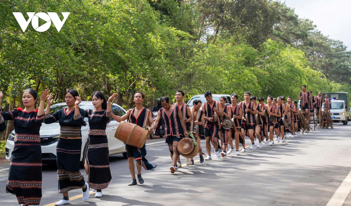tung bung le hoi duong pho Am vang mang Den sang mung 3 tet hinh anh 1
