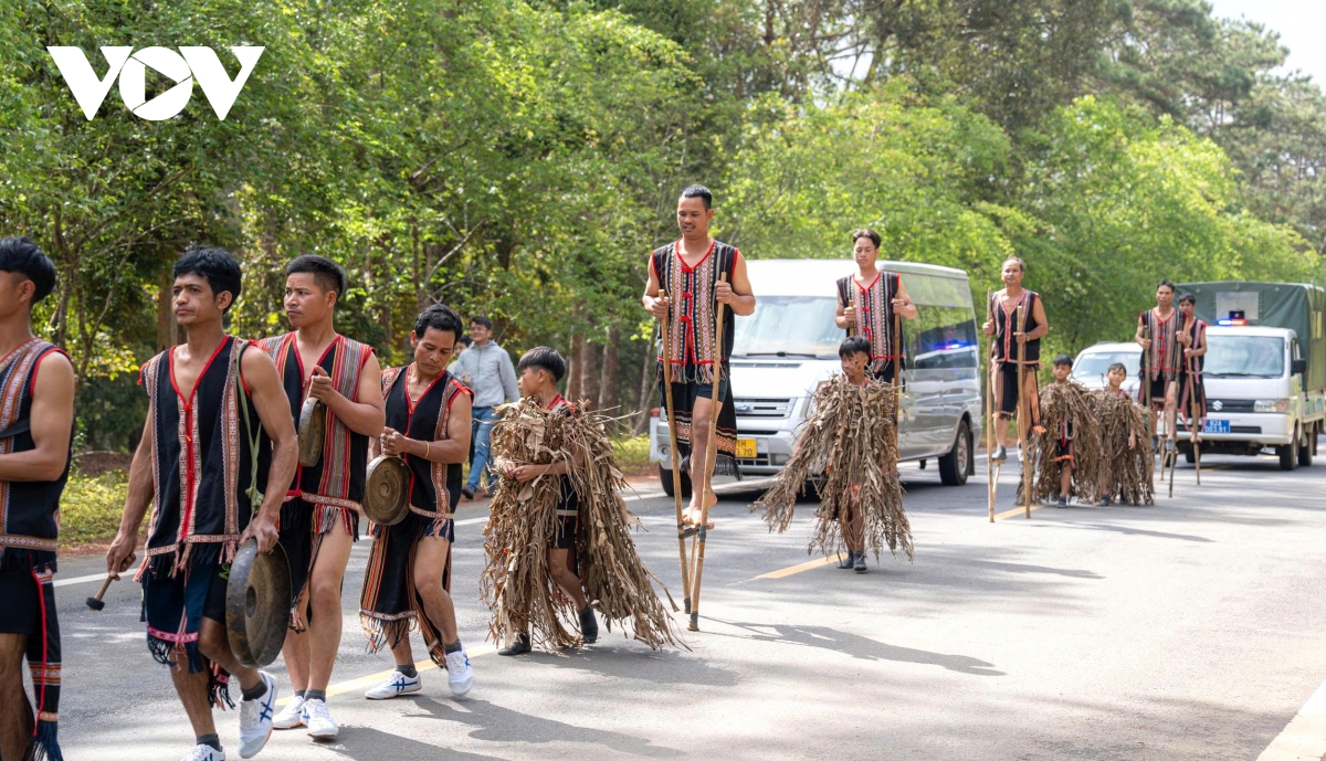 tung bung le hoi duong pho Am vang mang Den sang mung 3 tet hinh anh 2