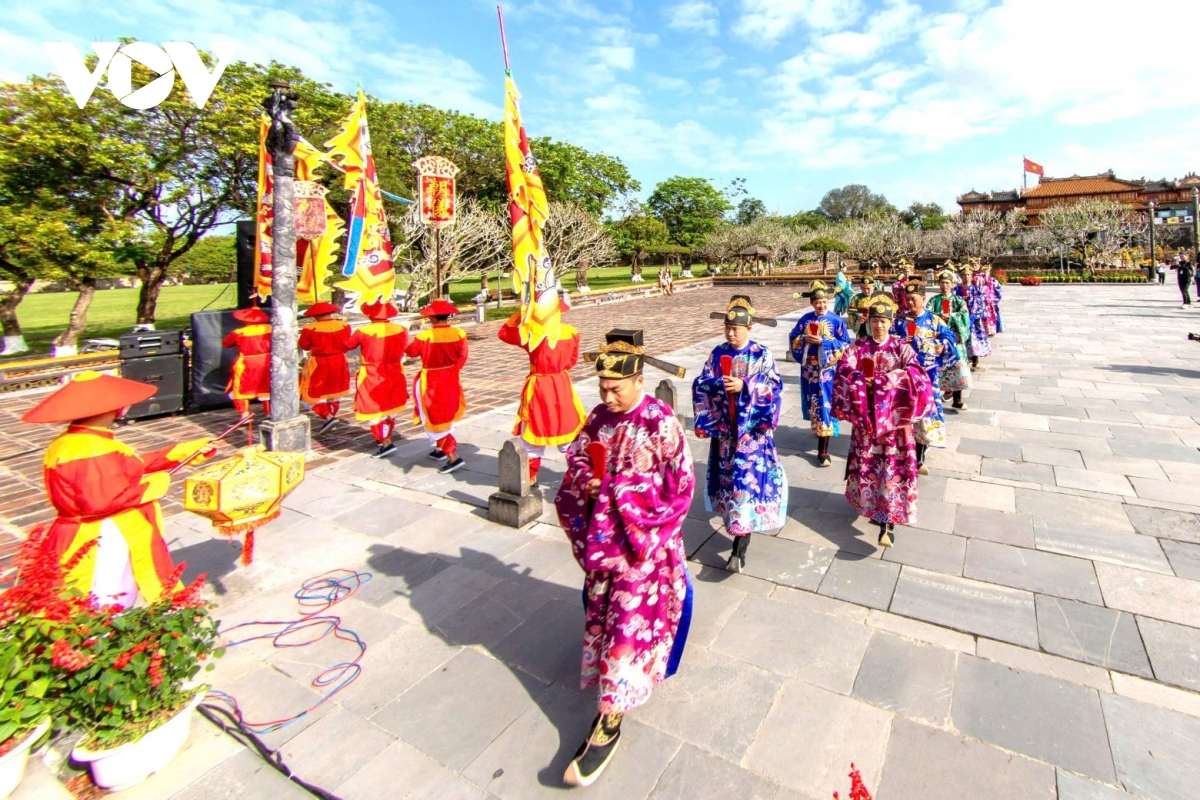 그림 8: 후에 황성에서 응우옌 왕조 백성들을 묘사한 그림.