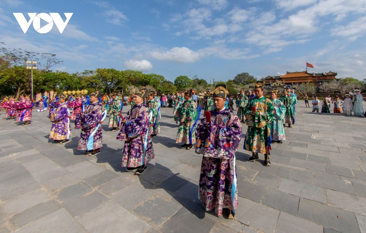 그림 7: 후에 황성에서 응우옌 왕조 백성들을 묘사한 그림.