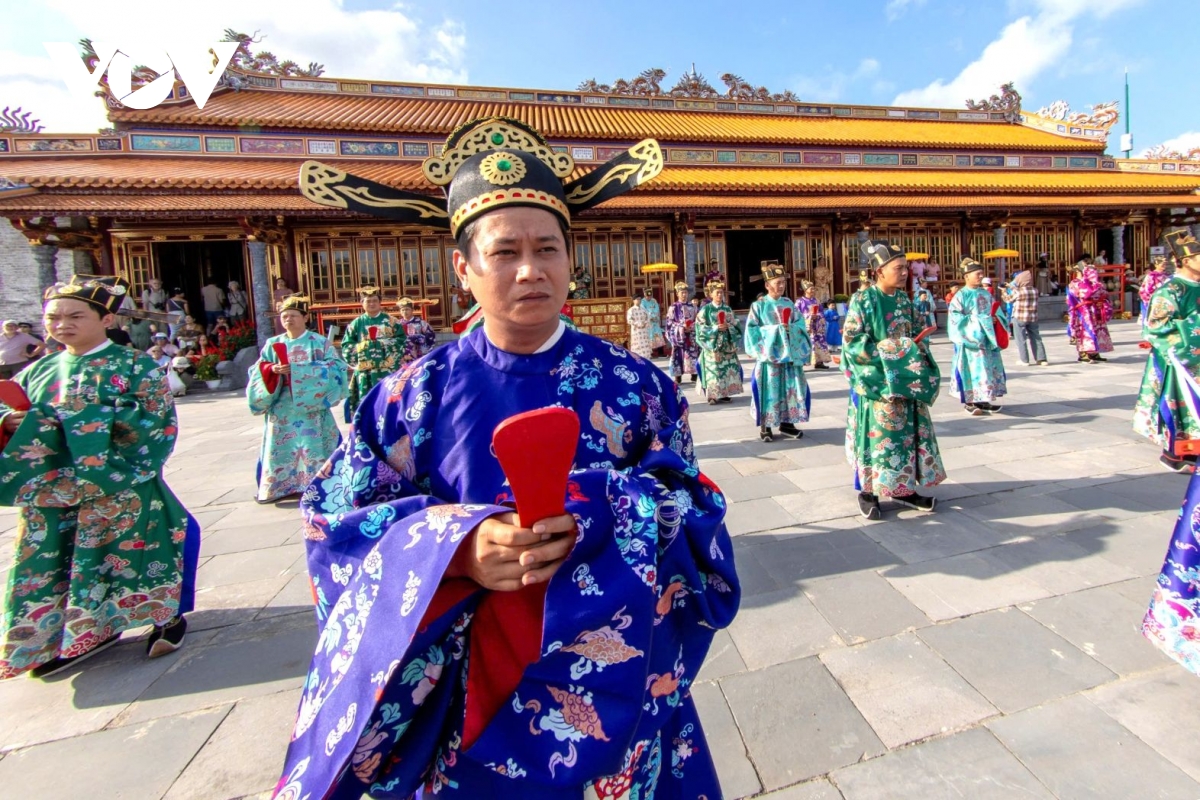 그림 5: 후에 황성에서 응우옌 왕조 백성들을 묘사한 그림.