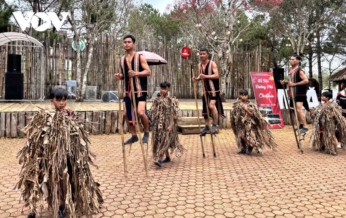 tung bung le hoi duong pho Am vang mang Den sang mung 3 tet hinh anh 6