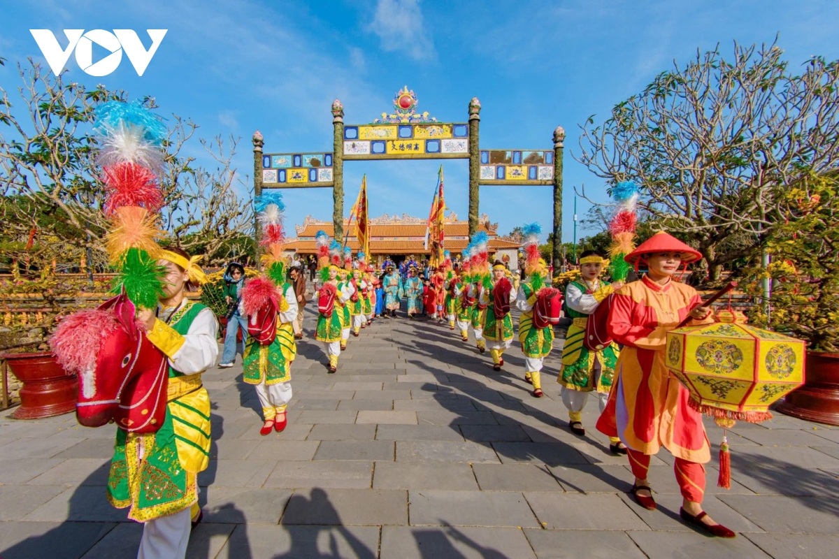 이미지 3: 후에 황성에서 응우옌 왕조 백성들을 묘사한 그림.