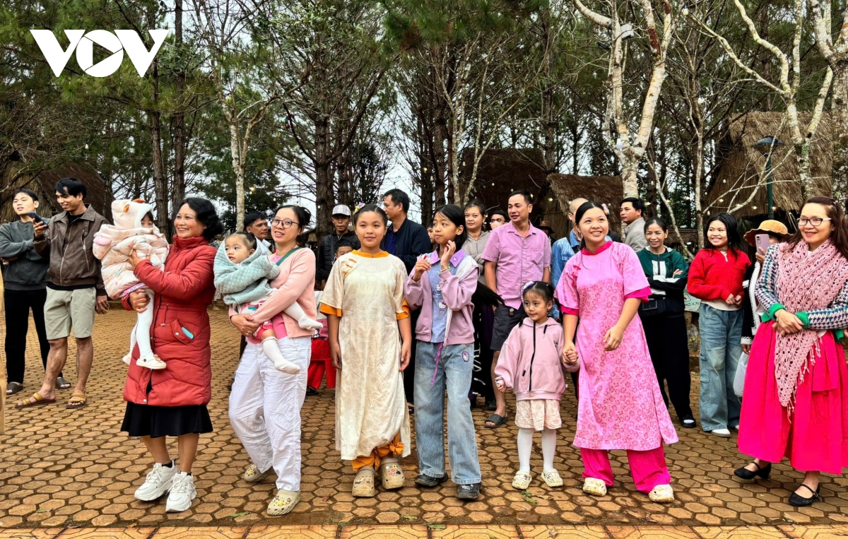 tung bung le hoi duong pho Am vang mang Den sang mung 3 tet hinh anh 8