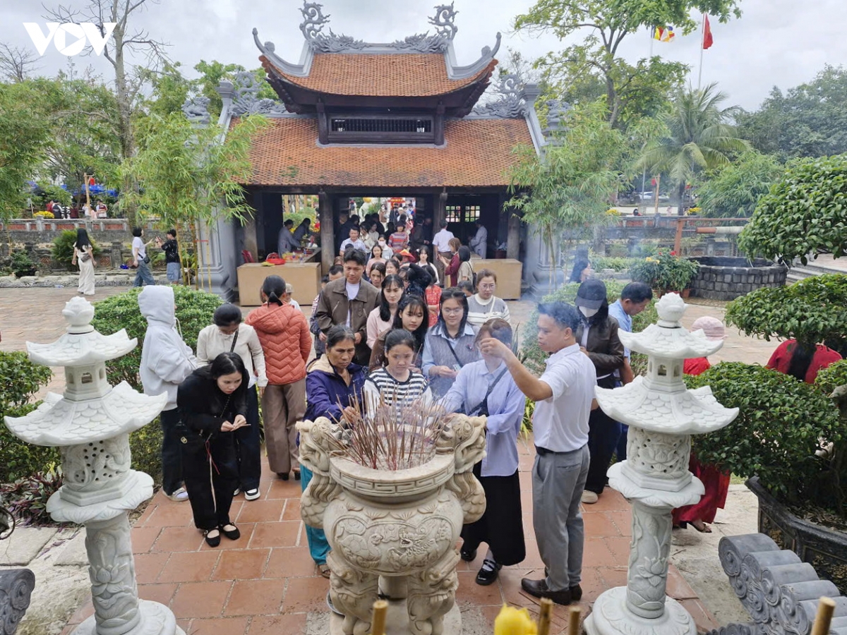 Dong dao du khach vang canh, cau an dip nam moi tai chua hoang phuc, quang tri hinh anh 2