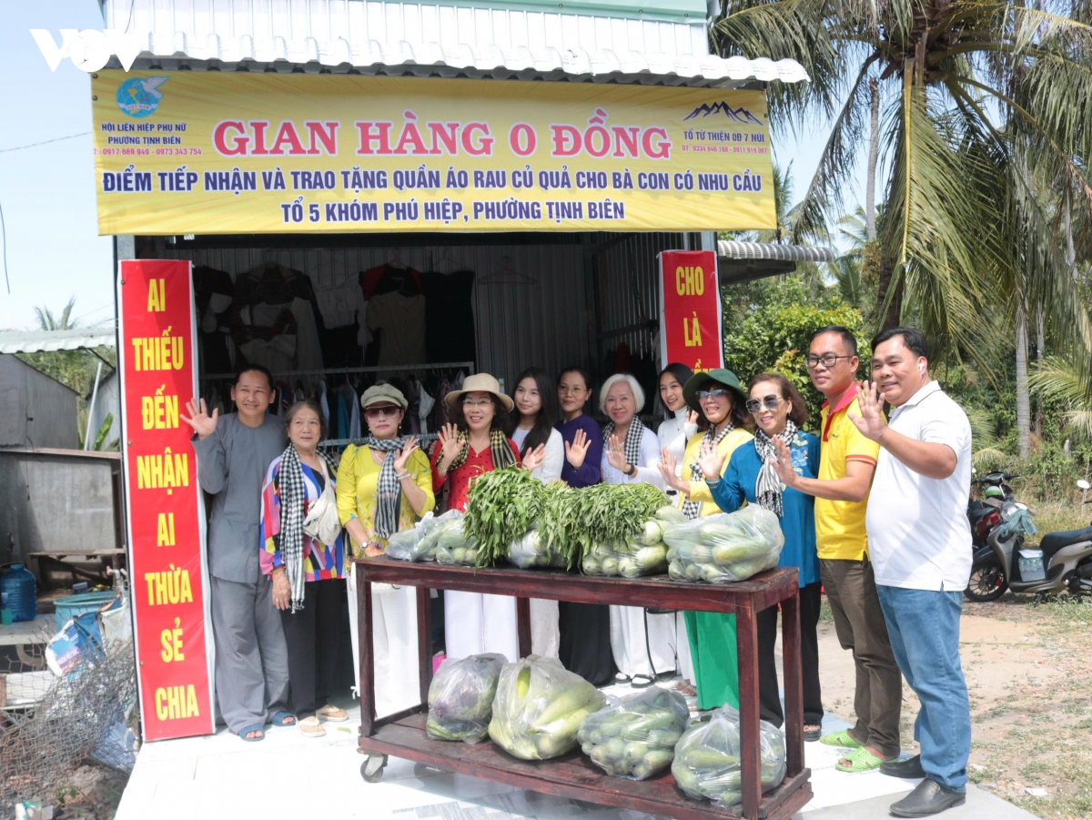 an giang ra mat mo hinh gian hang 0 dong va trao nha tinh thuong hinh anh 2