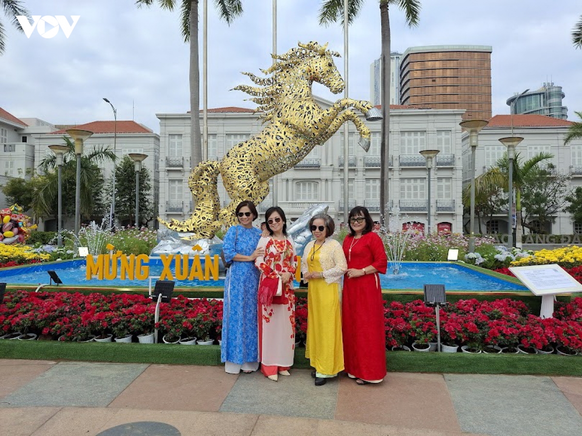 nguoi dan, du khach thich thu voi linh vat ngua doc la cua Da nang hinh anh 2