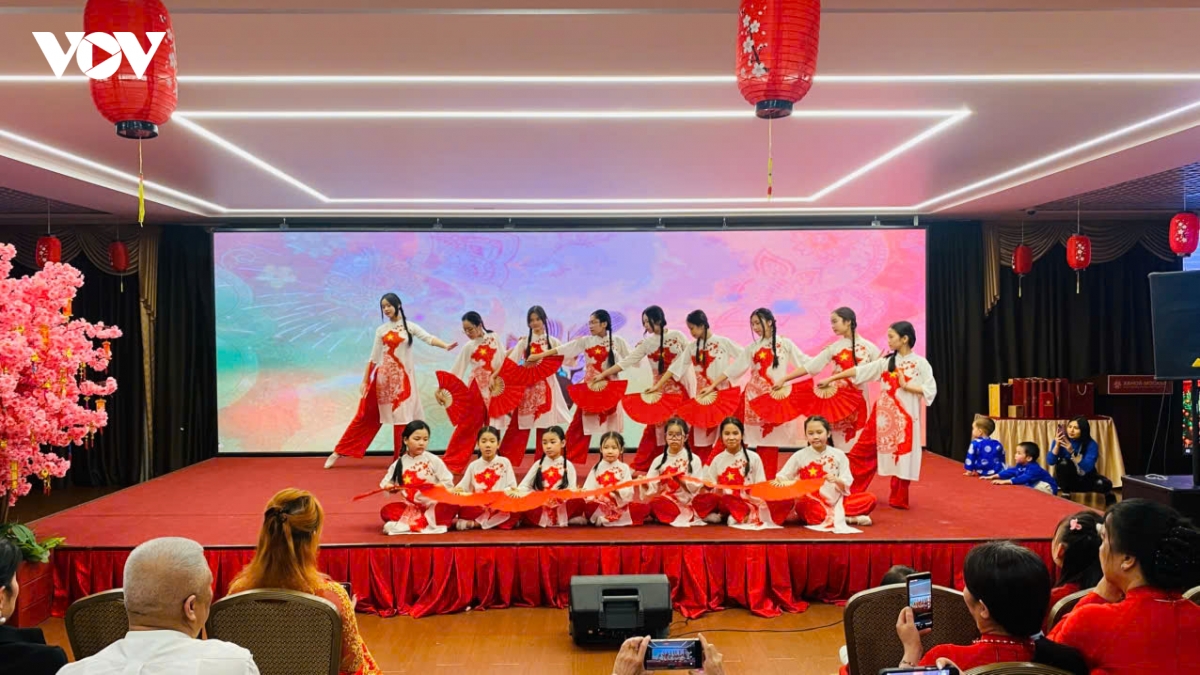 khong khi tet ron rang giua long nuoc nga hinh anh 2