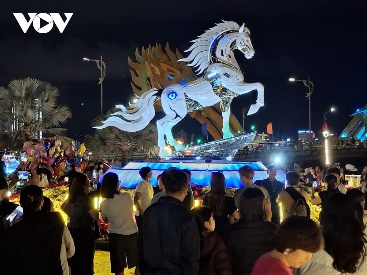 Người dân, du khách thích thú với linh vật ngựa độc lạ của Đà Nẵng