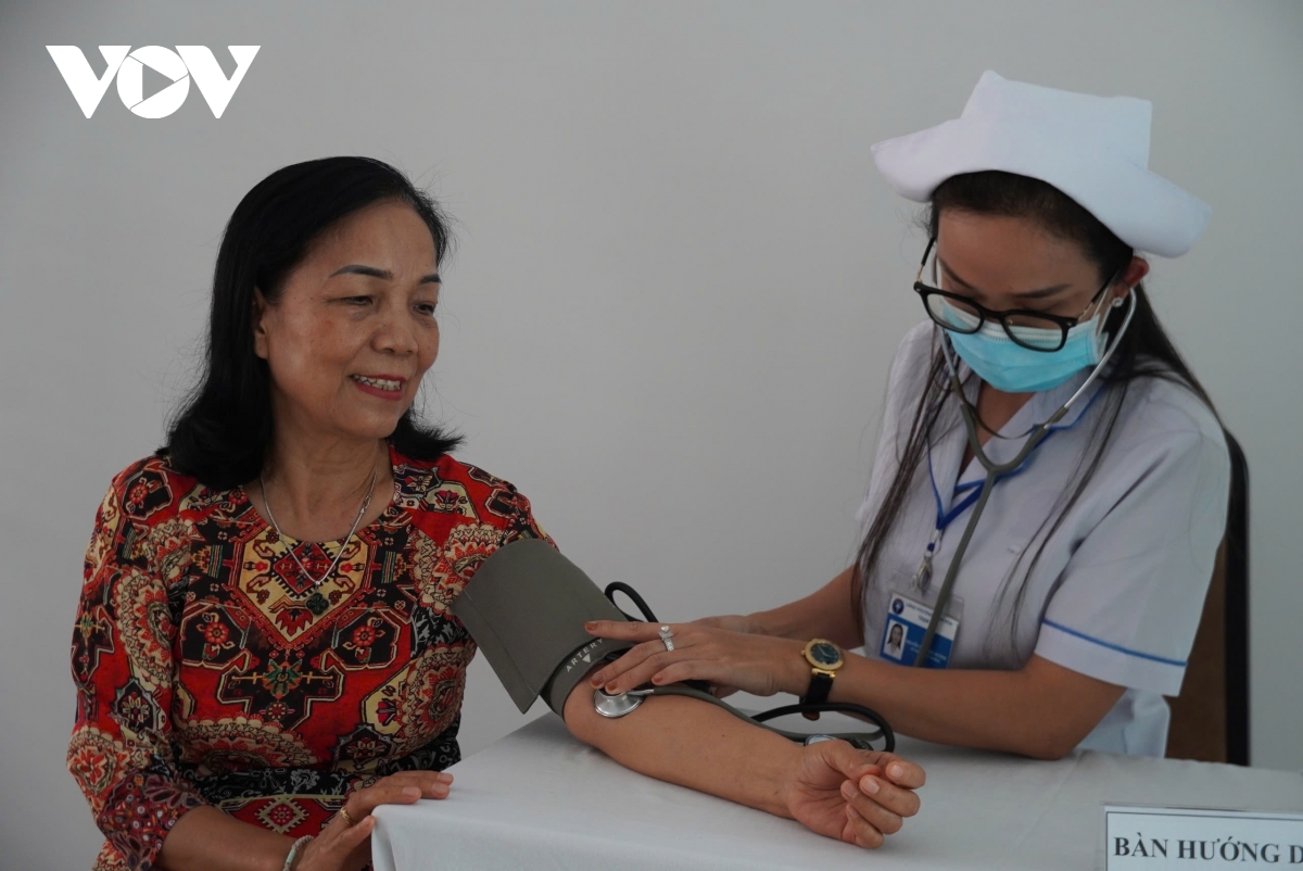 tp.hcm lan dau ra mat doi cham soc suc khoe lien tuc gan voi dia ban hinh anh 2